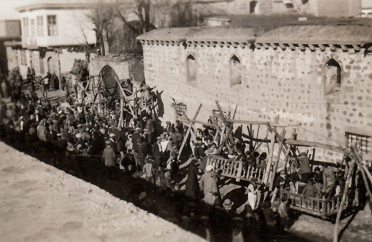 Şehrin birkaç panayır alanında iki hafta boyunca cambazlar gösteri yapar, tiyatro kumpanyaları oyunlarını sahnelerdi. (Fotoğraf: Oruç Ejder arşivi)
