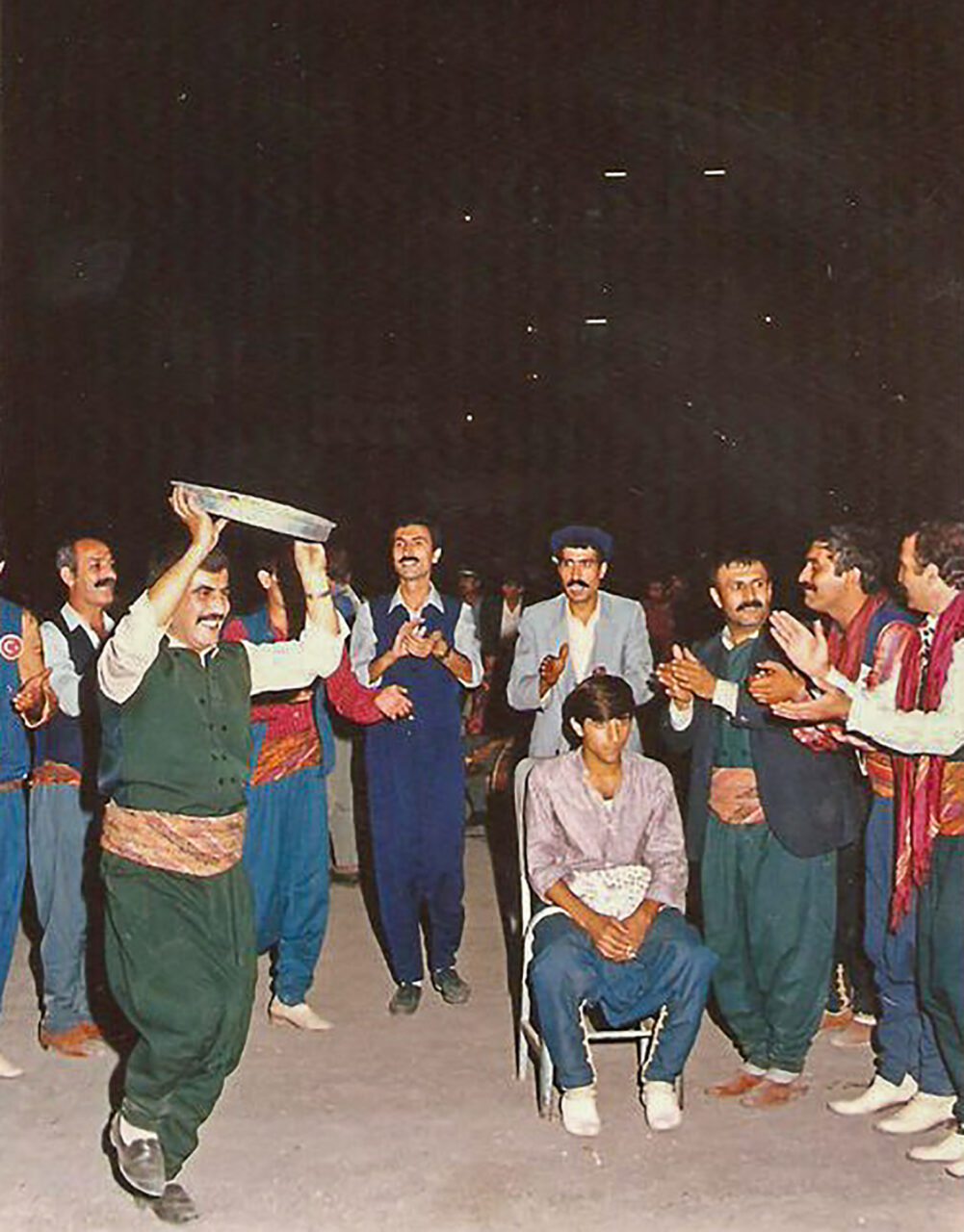 Di wê şeva hineyê ya zavayî de ku tenê mêr tev lê dibûn, hevalên wî li dor zavayê rûniştî yê nava hewşê, sêniya hineyê li ser destan çerx dibûn. Di vê hînê de stranên hineyên yên kurdî, tirkî û erebî dihatin gotin.