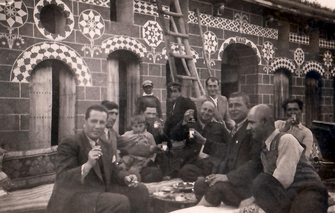 Velime ve harifane geceleri, erkeklere mahsus yemekli, kimi zaman muhtelif konuda sohbetlerin de yapıldığı dost meclisi buluşmalarıydı. (Fotoğraf: Oruç Ejder arşivi)