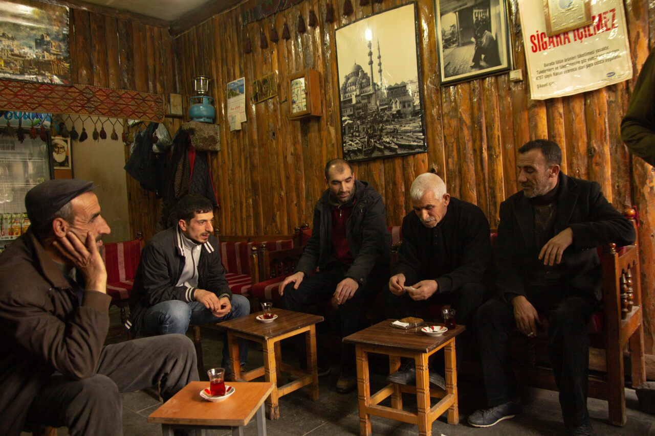 Diyarbakır’ın sosyal hayatında kıraathaneler, bugün çağrıştırdıklarına benzemeyen şekilde bir kültürü bulunan, saygın mekânlardı. (Fotoğraf: Fatma İşmen)