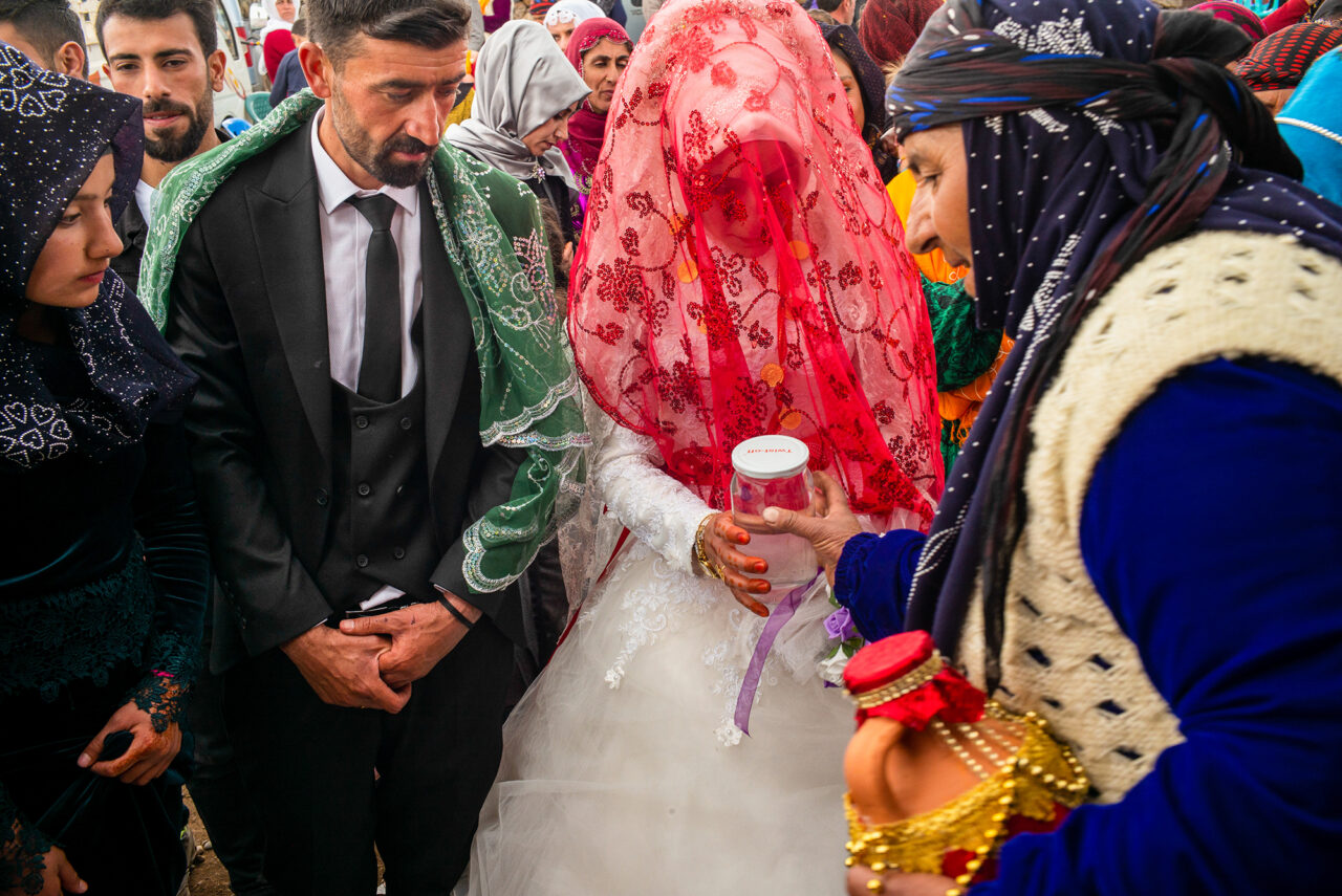 Berê bûk ji mala bavê xwe bi meşê dihat hildan. Aniha bi erebeyê tê kirin. Çûna bûkê ya mala kurikî jî bi hindek rîtuelan pêk dihat. (Wêne: Hüsamettin Bahçe)