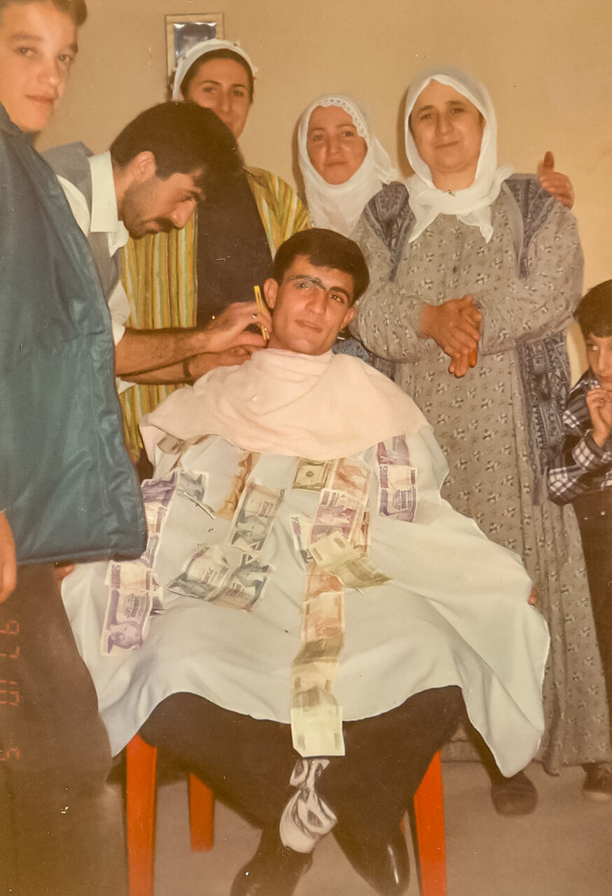 “Traşa zavê” ya roja dawetê, parçeyekî girîng ê şahiyê bû. Ji ber ku di dorê de “gerdek” hebû, ji bo ku heyecana zavayî zêdetir bikin, traş bi derengî dixistin.