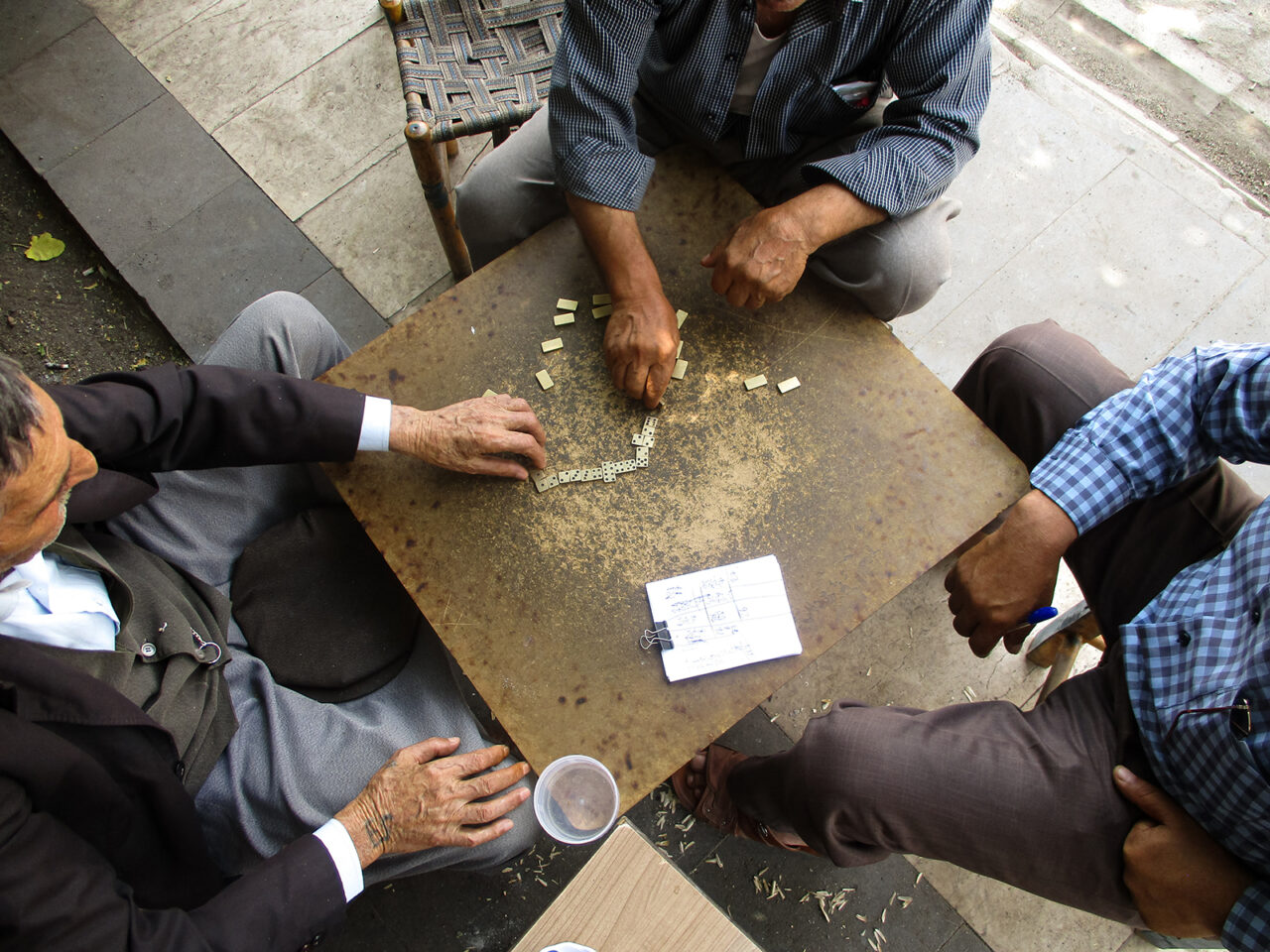 Domino gibi çeşitli oyunların oynandığı yerler olmalarının dışında, “sahneli” kıraathanelerde konserler yapılır, tiyatro oyunları sahnelenirdi. (Fotoğraf: Nevin Soyukaya)