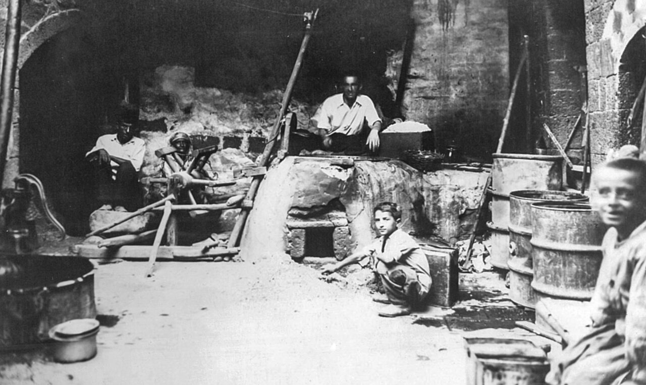 İpek kozasının işlendiği atölyelerin birçoğu Sinek Pazarı civarındaydı. Bu işlemin evlerde de yapıldığı oluyordu. (Fotoğraf: Can Şakarer arşivi)