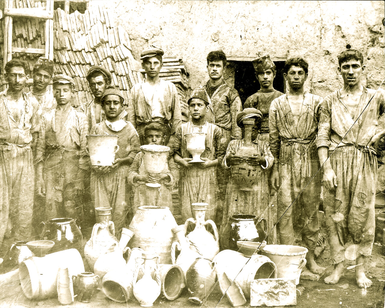 Sûr her tim bûye navenda gelek zenaetan. Wêne jî ji salên 1930î ne, li Sûrê, li atolyeyeke dîzikan hatine girtin. (Arşîva Adil Tekin)