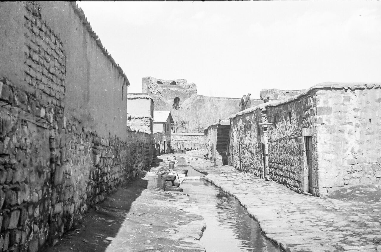Zeneta çermkariyê li herêmê dîrokeke xwe ya qedîm heye. Seyyah James Silk Buckingham, daye zanîn ku gava salên 1820î ew li Diyarbekirê bû, teqrîben sêsed debbax li Xana Hesen Paşa hebûne. Ev wêne ji salên 1940î ye. (Arşîva Mahmut Tok)