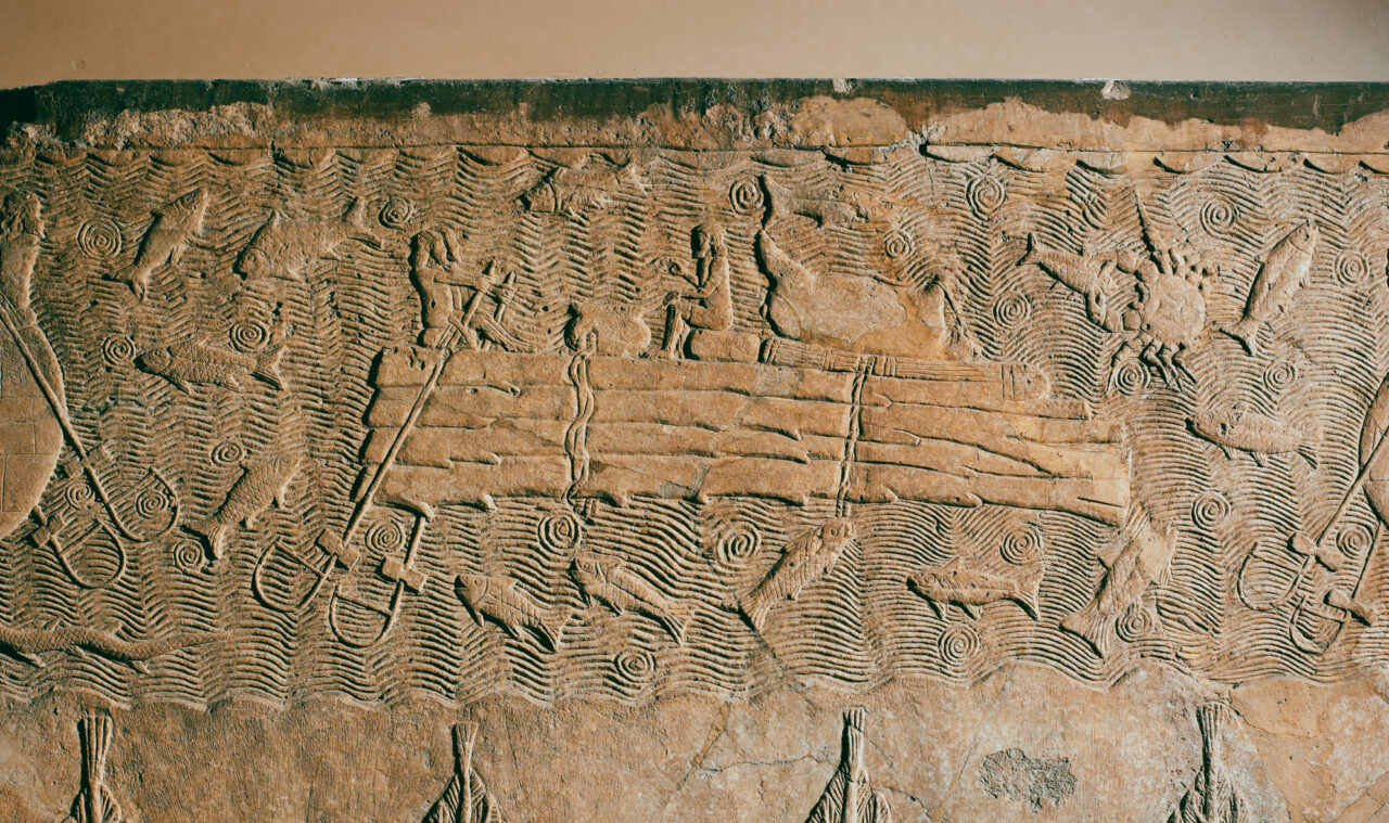 Hererdot, wextê ku <em>Dîroka Herodot</em>ê nivîsî, li Anatoliya û Mezopotamyayê geriyabû, zanyariyên ku berhevkirî, çîrokên gelêrî û efsane jî li metna xwe zêde kiribûn. Di beşekê da jî behsa <em>Armenia</em>ya (Ermenistan) li jora Dîcleyê kiriye ku li wê derê bi kelek û keştiyan ticareta şerabê hatiye kirin û gelek ji vê muteesîr bûye. Di nav sînorên îro yên Iraqê da, li Seraya Nînovayê, li ser rolyefa vê gaca (Kaymaktaşı) sala B. Z. 700-692yan jî, li ser Dîcleyê ji bo hilgirtina barî kelekeka darîn tê xuyakirin. (Wêne: The Trustees of the British Musuem)