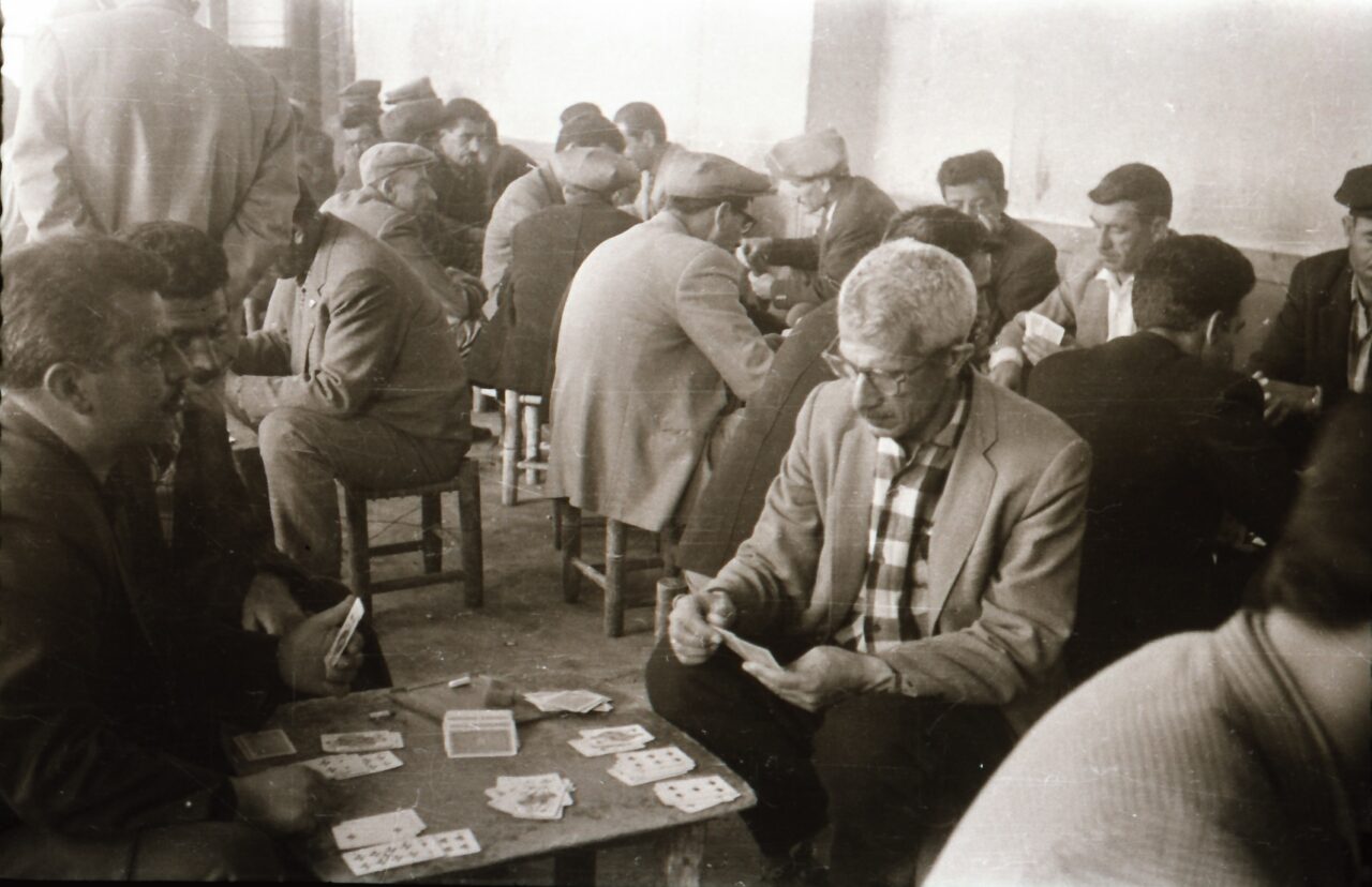 Qırıxlar, tarihî, sosyal, kültürel hava içinden doğan, bu havanın fiziksel mekânlarında var olan figürlerdi. Kahvehaneler de bunlardan biriydi. Bu kare 1970’li yıllardan. (Fotoğraf: Mehmet Mercan, DKVD Diyarbakır Kent Arşivi)