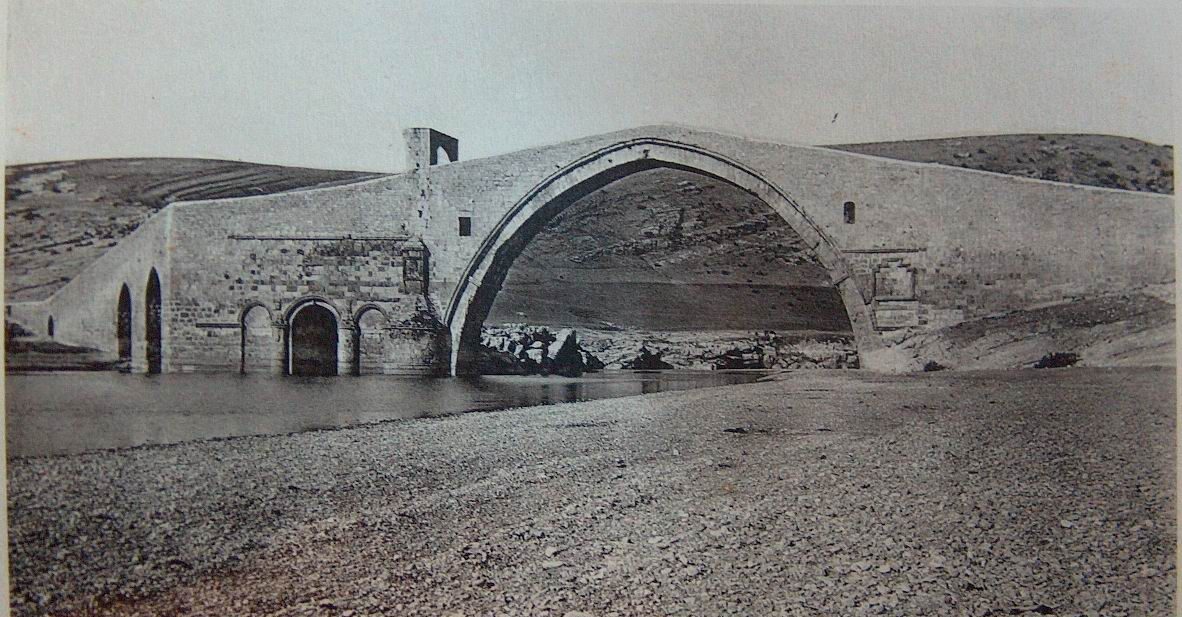 Though Ibn al-Azraq received an education in the Quran, hadith, fiqh (jurisprudence), Islamic law, grammar and literature, it would be his interest in history that eventually made him one of the important historians of the Middle Ages. His manuscripts on Diyarbakır and particularly his birthplace of Mayyafariqin (Silvan) stand out with their attention to detail. This image portrays the Malabadi Bridge in Silvan. (Photograph: Albert Gabriel)